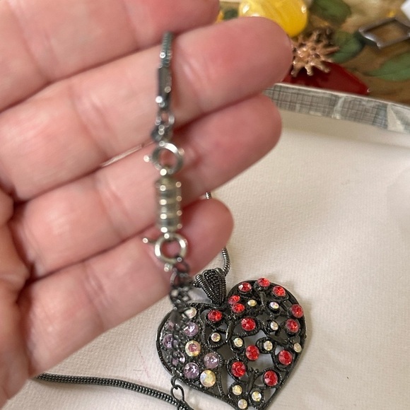 "Statement" Vintage heart necklace with stones & easy clasp - Picture 2 of 3